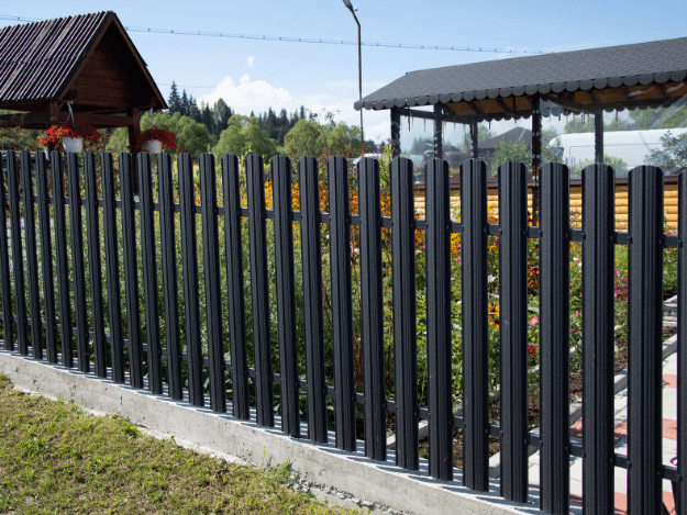 Hledáte perfektní plot pro váš domov? Objevte moderní hliníkové ploty