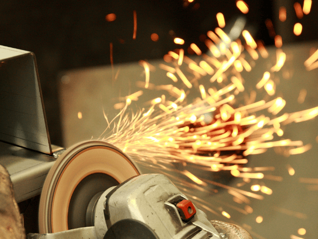 Základní kroky při broušení nerezu: Význam správné techniky a zkušeností