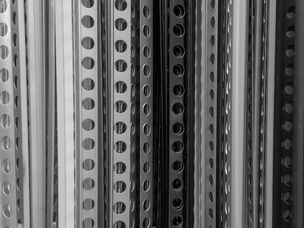 Děrované úhelníky: Nepostradatelní pomocníci pro každou dílnu i stavbu