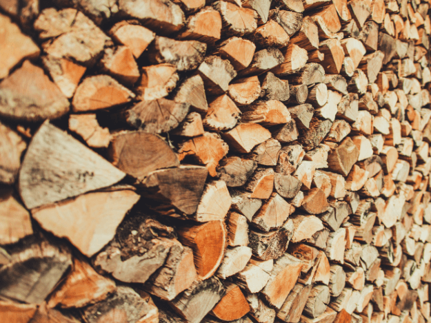 Jak daleko od plotu postavit dřevník? Klíčové informace pro správnou volbu