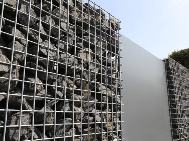 Gabion z kari sítě má mnoho využití. Dá se vyrobit jednoduše i svépomocí