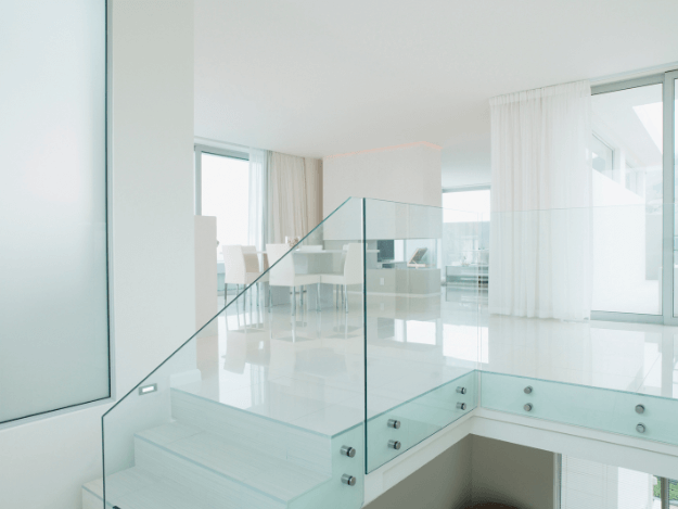 Interiérové zábradlí na schodiště: Jak a podle čeho ho vybrat