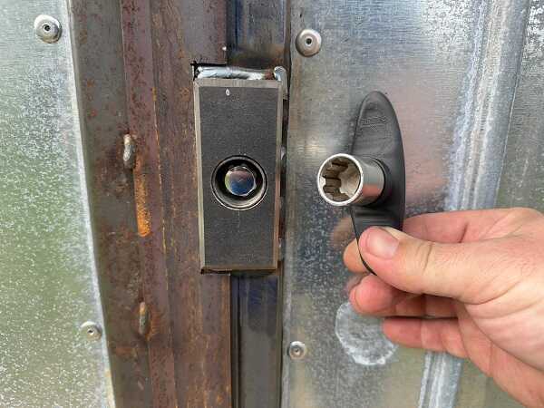 Jak vyrobit zámek na vrata? Originální bezpečnostní systém + videonávod