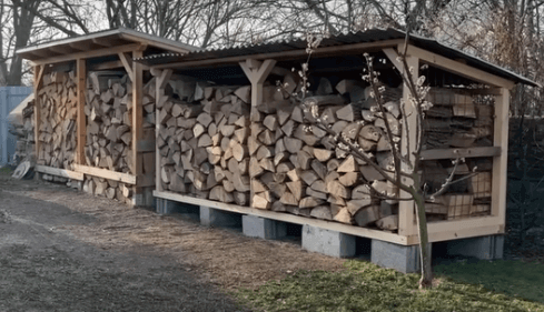 Výběr správné krytiny na dřevník: Ochrana a styl v jednom