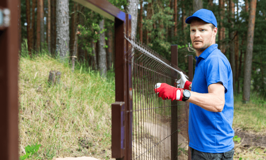 Levný plot svépomocí: Jak ušetřit desetitisíce a neudělat chybu