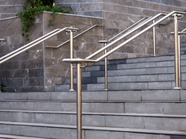 Nerezové zábradlí: Perfektní symbióza stylu, bezpečnosti a trvanlivosti