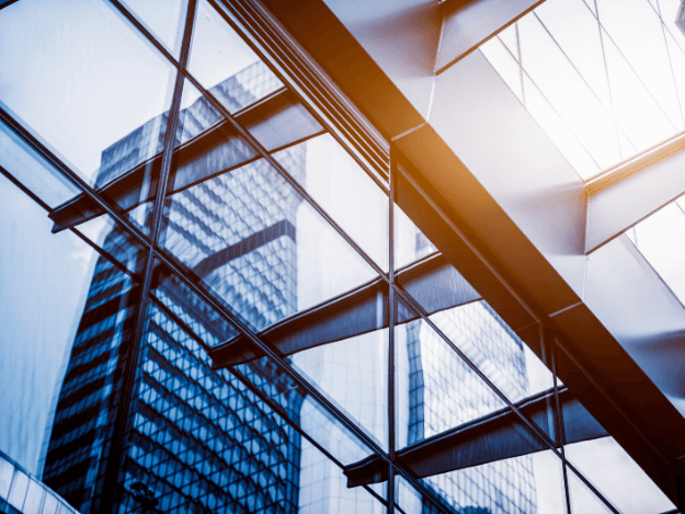 Vliv leštěné nerezové oceli na moderní architekturu