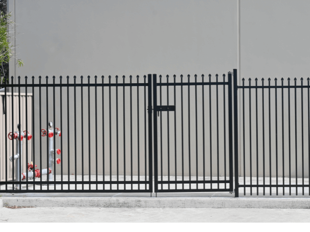 5 důvodů, proč si zvolit ocelový plot: Elegantní a odolné řešení pro vaše oplocení