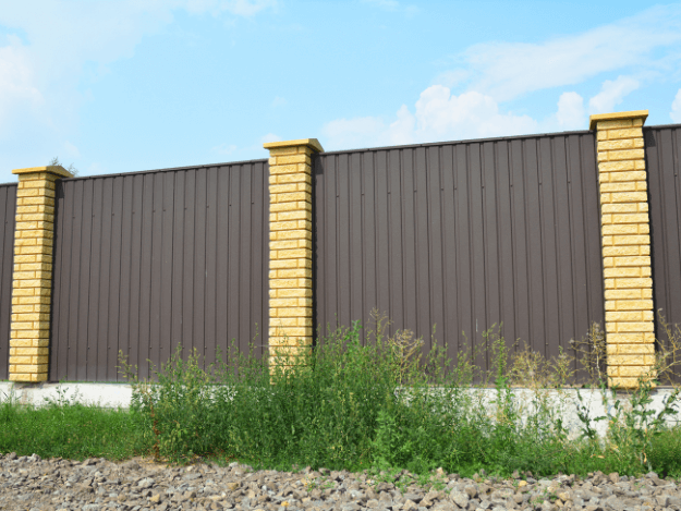 Plechy na plot? Ano! Vyšší počáteční investici vyváží nulová údržba a dlouhá životnost