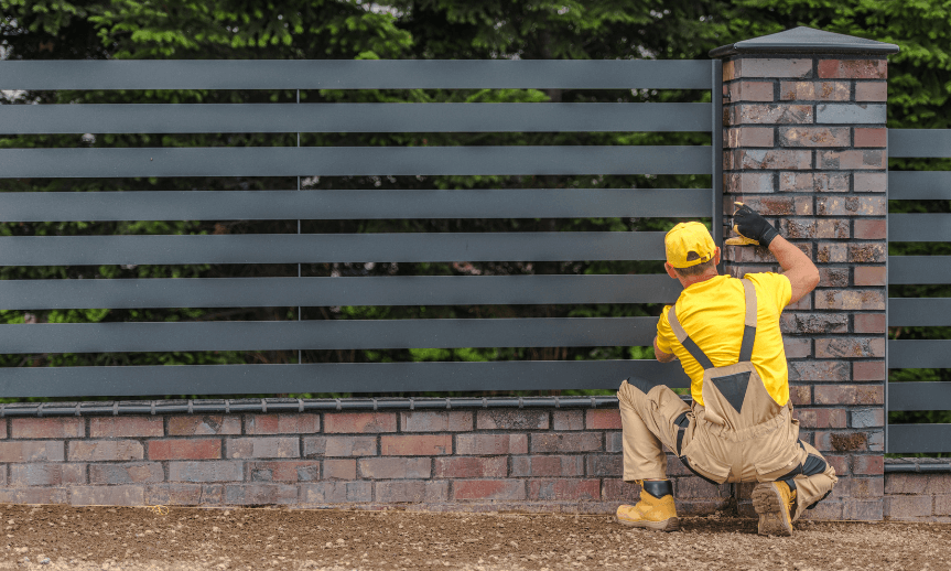 Moderní plot za pár hodin: Co musíte vědět o plotových dílcích