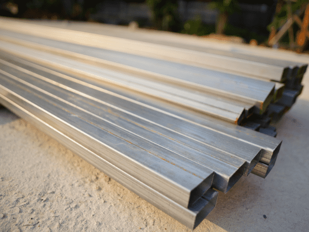 Pozinkované jekly v praxi: Průvodce pro každého kutila i stavitele