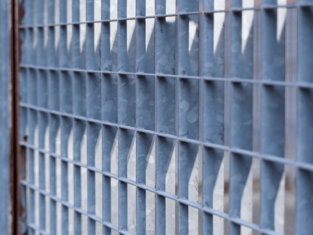 Moderní i trvanlivý – pozinkovaný plot pro váš stylový domov