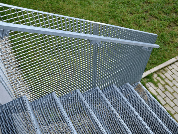 Pozinkované schody = funkční a trvanlivé řešení pro exteriér i interiér