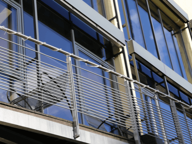 Hliníkové zábradlí na balkon: Spojení elegance, bezpečnosti a trvanlivosti