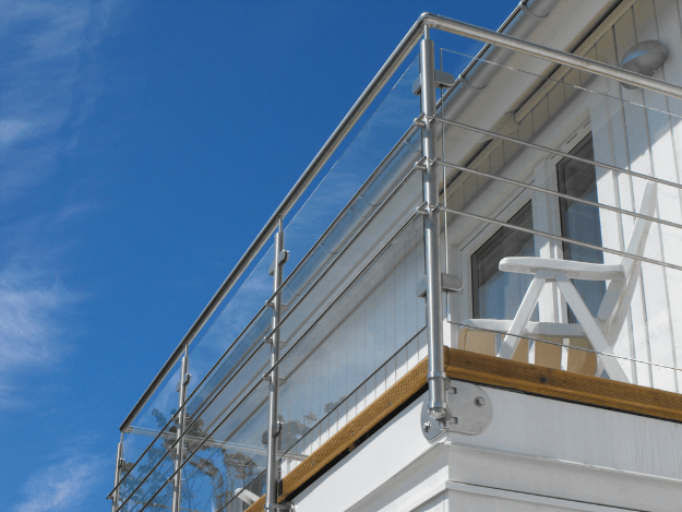 Jaké vybrat zábradlí na balkon? Řiďte se bezpečností, designem i funkčností