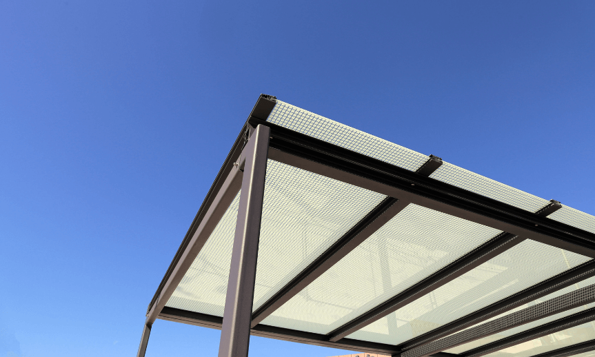 Jak nejlépe zastřešit venkovní schodiště – tipy, materiály, porovnání