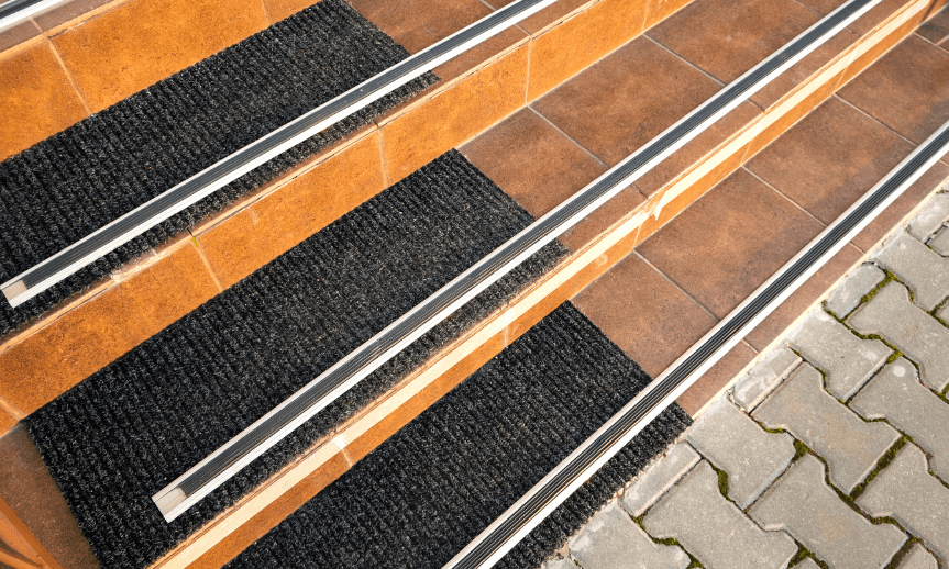 protiskluz-pasky-schody-tipy-atreon